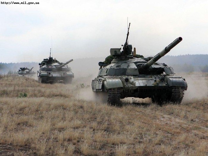 Những xe tăng T-64BM Bulat nhanh chóng lao ra thao trường. T-64BM Bulat là biến thể xe tăng nâng cấp từ dòng T-64 của Liên Xô với những cải tiến đáng kể